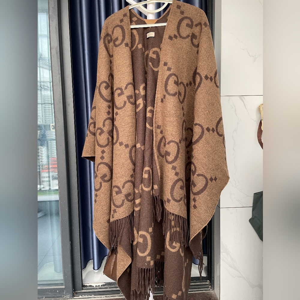 Gucci Reversible jumbo GG cashmere cape